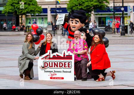 Dundee, Tayside, Schottland, Dundee Nachrichten, Großbritannien. 12.. Mai 2022. Beano`s Dennis und Gnasher befinden sich im Stadtzentrum und fördern eine historische und größte Comic-Feier aller Zeiten. Diesen Sommer feiert Dundee seinen Status als Heimat der Comics mit dem Summer Bash Street Festival, das vom 14.. Bis 24.. Juli 2022 stattfindet. Dundee wird im Rahmen des schottischen Jahres der Geschichten 2022 in „Beanotown“ verwandelt, in dem bekannte Figuren und Geschichten die Straßen der Stadt überführen und die Fülle an Geschichten feiern, die in Schottland inspiriert, geschrieben und geschaffen wurden. Kredit: Dundee Photographics/Alamy Live Nachrichten Stockfoto